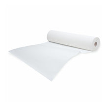 Een rol Meditrade Rollicel® tafelbekleding met zijn vlekkeloos witte oppervlak en holle kern is gedeeltelijk uitgerold op een witte achtergrond en toont de gladheid van dit 50 cm x 50 m grote product van Meditrade GmbH.