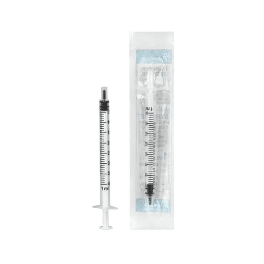Une seringue à insuline Mediware de 1 ml, fabriquée par Servoprax GmbH, est présentée à côté de son emballage. La seringue est dotée d'un cylindre transparent comportant des graduations noires, notamment des divisions « U 40 », ainsi que d'un piston noir. Sur l'emballage transparent, on peut lire un texte mettant en avant l'embout Luer, qui facilite le raccordement.