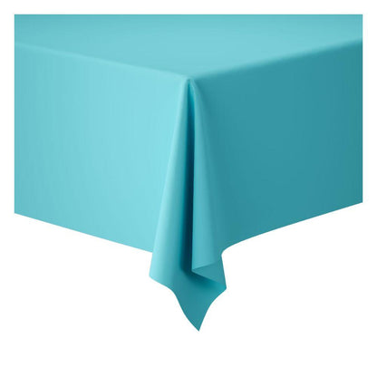 Une table rectangulaire est couverte d'une nappe turquoise clair de Duni GmbH (rouleaux de nappes Dunicel, 1,18 m x 25 m) soigneusement drapée pour une décoration de table flexible - parfait pour les grands événements et présenté devant un fond blanc simple.