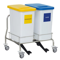 Le collecteur de déchets sélectifs Novocal à double compartiment se compose de deux bacs rectangulaires montés sur un chariot en acier inoxydable muni de roues, avec un couvercle jaune « plastique » à gauche et un couvercle bleu « papier » à droite, qui garantissent un tri efficace des déchets.