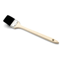 Le pinceau de façade Nölle Profi Brush est doté d'un long manche en bois, de poils naturels noirs, d'une virole en fer-blanc et d'un trou de suspension, ce qui lui confère une qualité professionnelle. Il est représenté sur fond blanc.