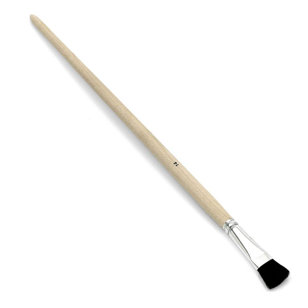 La brosse à pinceau Nölle Profi-Gussow dispose d'un long manche en bois clair avec des poils de bœuf noirs plats, fixés par une virole en fer-blanc brillant, se détachant élégamment en diagonale sur un fond blanc simple.