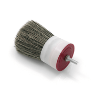 La tête de pinceau d'angle industriel Nölle Profi Brush présente une forme arrondie et pratique, avec un mélange de poils gris bien denses et un manche en plastique rouge et blanc, le tout complété par une tige métallique filetée pour les travaux de peinture minutieux.