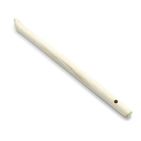 Tout comme le manche de pinceau coudé « Nölle Profi Brush », ce kazoo blanc en plastique présente une forme étroite et allongée. Il est muni, à une extrémité, d'un embout rond et, sur le côté, d'une extrémité ouverte percée d'un petit trou.