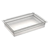Een 3D-weergave toont de Novocal PC-module als een transparant, deelbaar geheel (600 x 400 x 100 mm), een rechthoekige lade met geventileerde bovenzijden, een open bovenkant, een vlakke bodem, rechte randen en gelijkmatig verdeelde rechthoekige sleuven. Inclusief uittrekbeugels. Verpakking (1 stuk).