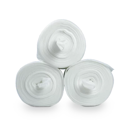 Drie Dr. Schumacher DESCO WIPES non-woven rollen van Dr. Schumacher GmbH zijn in een driehoek op een lichte ondergrond gestapeld. In zijaanzicht tonen de rollen hun cirkelvormige, concentrische patroon, ideaal voor het gebruik van non-woven dispensersystemen.