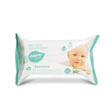 Un paquet de lingettes Dr. Schumacher CAREZONE BABYWIPES SENSITIVE (80 lingettes) de Dr. Schumacher GmbH avec un design blanc et bleu-vert, un visage de bébé souriant et un texte bilingue en allemand et en anglais, idéal pour la peau sensible des bébés.