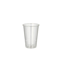 De „pure“ PLA-beker voor koude dranken van 0,2 l, glashelder, de PAPSTAR GmbH, met zijn minimalistische en strakke cilindrische ontwerp, wordt gepresenteerd tegen een eenvoudige witte achtergrond om het milieuvriendelijke karakter ervan te benadrukken.