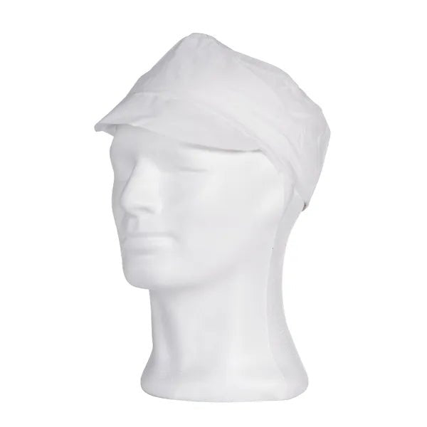 Une casquette AMPri PP blanche avec visière (taille M, boîte de 100 pièces) est montrée sur la tête d'un mannequin, idéale comme casquette de protection hygiénique dans le traitement des aliments. La casquette a une courte visière arrondie et est illustrée sur un fond blanc.