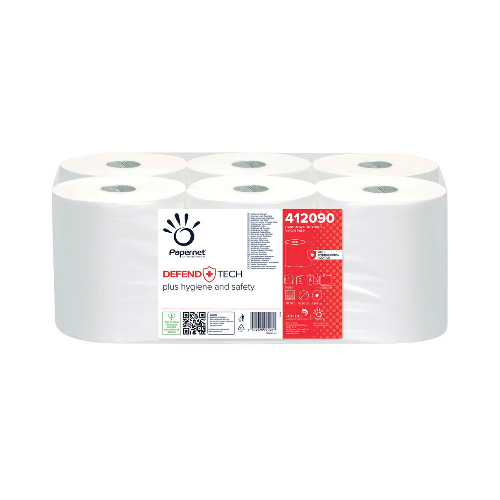 Un pack de six Papernet rouleaux de serviettes Autocut mesurant 140 mètres x 19,8 cm est emballé dans un film transparent. L'étiquette indique „Sofidel Germany GmbH“ et le code produit 412090. Les codes QR antibactériens et les symboles de sécurité sur l'emballage garantissent une hygiène maximale.