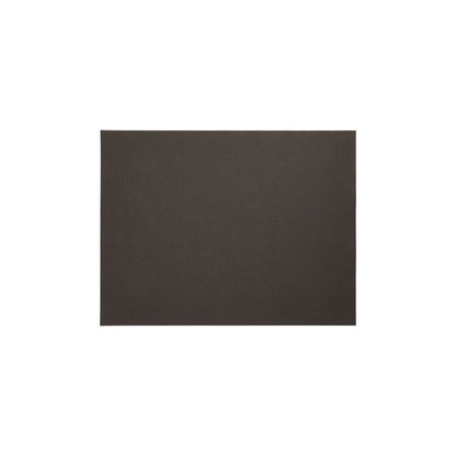 Un set de table rectangulaire marron foncé PAPSTAR 100, papier 30 cm x 40 cm de la société PAPSTAR GmbH est placé au centre sur un fond blanc. Le set de table en papier écologique a une surface lisse et sans motif.