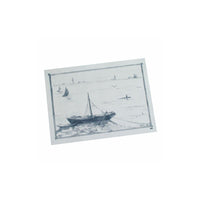 Un croquis en noir et blanc représentant un bateau à voiles amarré au bord de l'eau, avec des oiseaux au loin, orne ces 100 sets de table (en papier, 30 x 40 cm) de la PAPSTAR GmbH – l'idéal pour apporter une touche artistique à votre table.