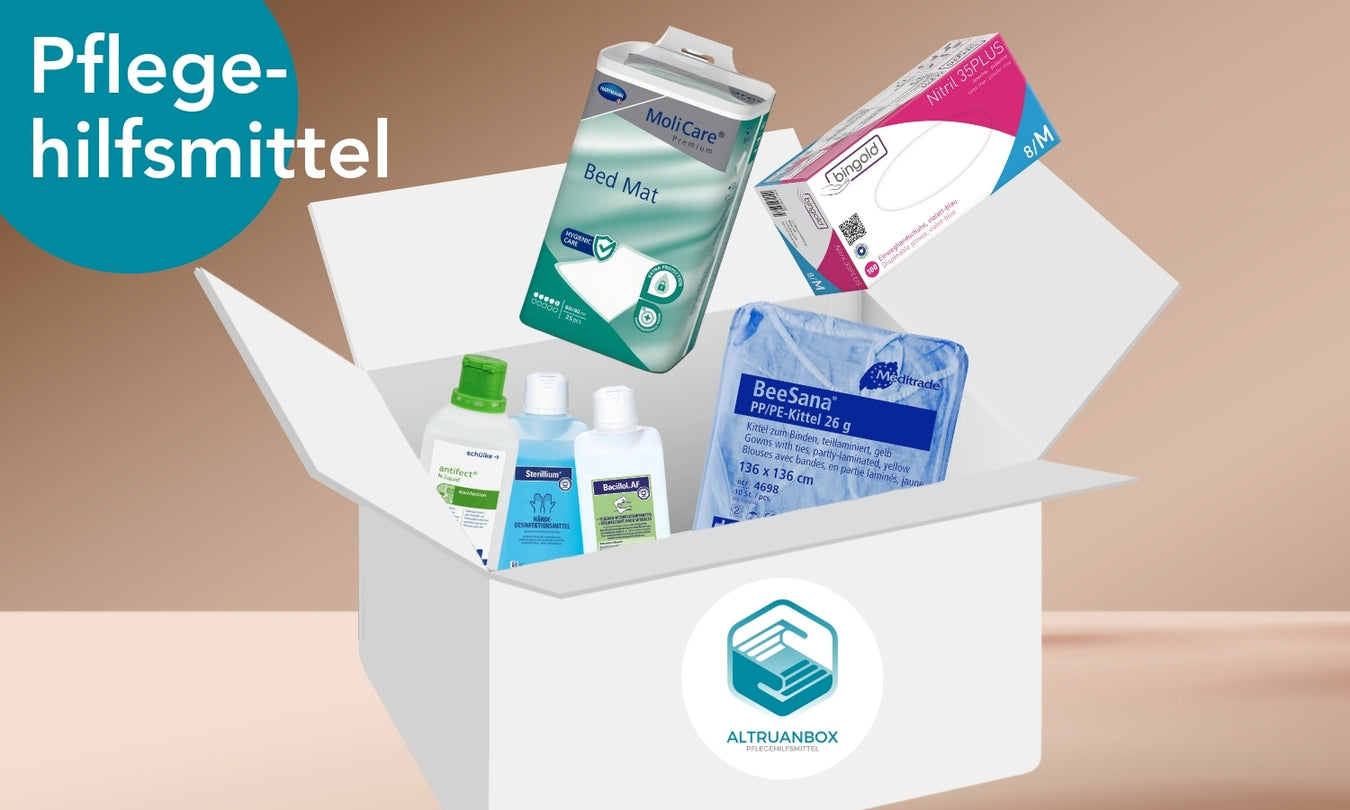 Eine offene weiße Schachtel mit der Aufschrift "ALTRUANBOX" enthält verschiedene Pflegeprodukte, darunter Bettmatten, Einweghandschuhe, Reinigungssprays, Shampoo und Waschhandschuhe. Das deutsche Wort "Pflegehilfsmittel" ist in einem blaugrünen Kreis dargestellt.