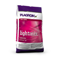 Un sac de Plagron Lightmix avec substrat à base de perlite, fabriqué par Bertels B.V. et disponible en violet et en rose, contient un terreau fertilisé à 100 % par Terra, comme l'indique le texte en blanc. Le sac, présenté à la verticale, affiche en bas les informations sur le produit et les détails concernant la perlite, ce qui met en valeur la qualité du terreau Plagron.