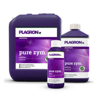 Er worden drie verpakkingen getoond met Plagron Pure Zym van Bertels B.V., een natuurlijk bodemverbeteraar met enzymen. Op de achtergrond staat een grote paarse jerrycan, met daarvoor een middelgrote en een kleine fles. Elke fles heeft een paars etiket met witte tekst.