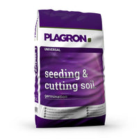 U ontvangt een zak van 25 liter Plagron Seeding & Cutting Soil – de perfecte kweekgrond van Bertels B.V., ideaal voor het ontkiemen van zaden. De paarse verpakking met witte tekst benadrukt de vakkundig samengestelde mix van turf en zand voor het ontkiemen.