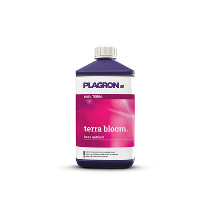 Plagron Terra Bloom, un engrais de floraison premium de Bertels B.V., est présenté dans une bouteille sombre avec un bouchon blanc et une étiquette rose avec le nom du produit et le logo de la marque. « 100% Terra » est écrit en lettres blanches sur un fond violet pour une floraison optimale.