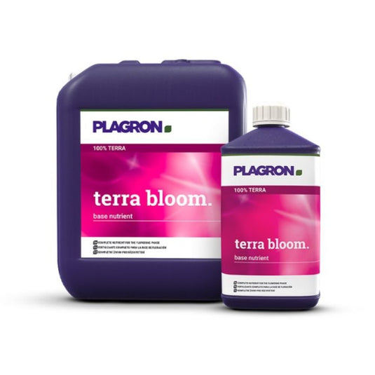 Twee verpakkingen met Plagron Terra Bloom van Bertels B.V. staan tegen een witte achtergrond. De grotere, donkerpaarse verpakking heeft een roze-wit etiket dat het ontwerp van de kleinere verpakking weerspiegelt en ideaal is om een krachtige bloei in uw tuin te bevorderen.