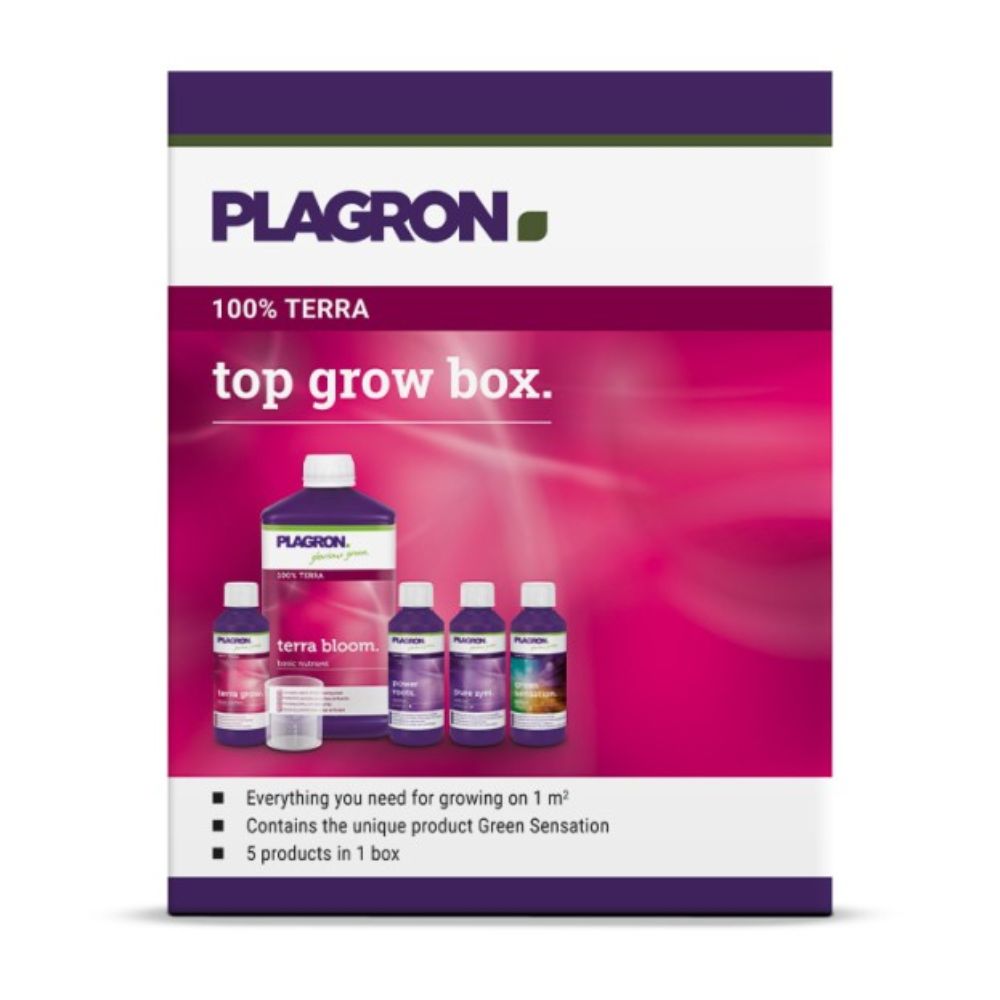 De „Plagron Top Grow Box 100% Terra - Kweekset voor aarde | 1 stuk“ van Bertels B.V. bevat flessen zoals „Terra Bloom“ en „Terra Grow“. De doos is in paars en roze ontworpen en voorzien van een tekst die de eigenschappen en inhoud beschrijft.