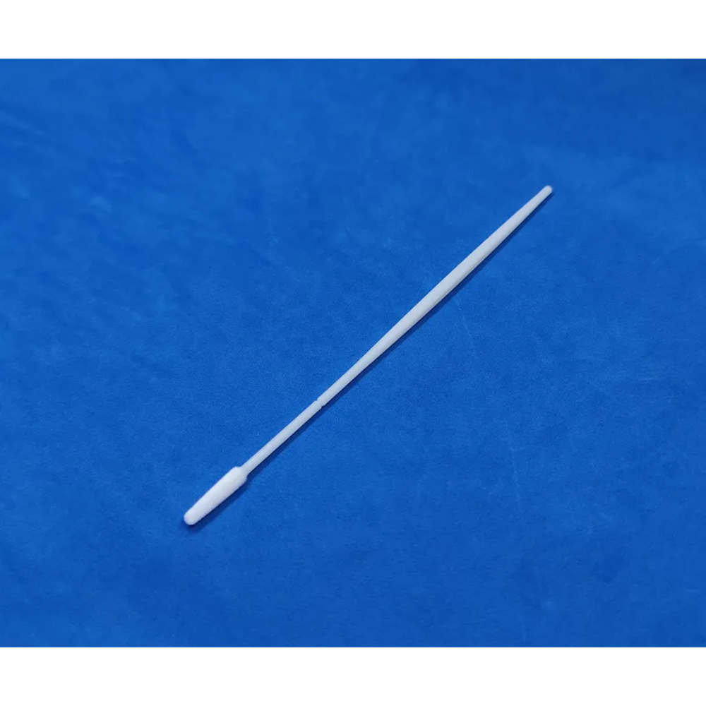 Ein einzelner weißer Pluslife Kontrolltupfer zur Erkennung von HPV und STI (Auslaufartikel, 1 Stück) mit schmalem Griff und abgerundeter Spitze liegt einsatzbereit auf einer festen blauen Unterlage.