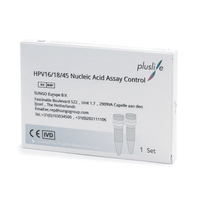 La photo montre une boîte du kit de contrôle PCR d'acide nucléique Pluslife HPV 16/18/45, un kit de contrôle de haute précision proposé par SUNGO Europe B.V. L'emballage comporte les coordonnées du fabricant et les certifications, et présente sur le devant un ensemble de deux flacons, idéal pour des tests PCR d'acide nucléique précis.