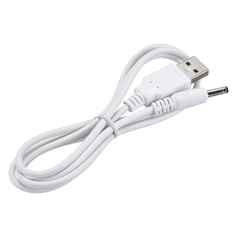 Un câble USB *Pluslife* en blanc, avec un connecteur USB-A standard à une extrémité et un connecteur d'alimentation DC cylindrique à l'autre extrémité, présente une fabrication robuste. Il est soigneusement enroulé sur un fond blanc et ressemble au fin *câble de charge Pluslife USB vers 3,5 mm*.
