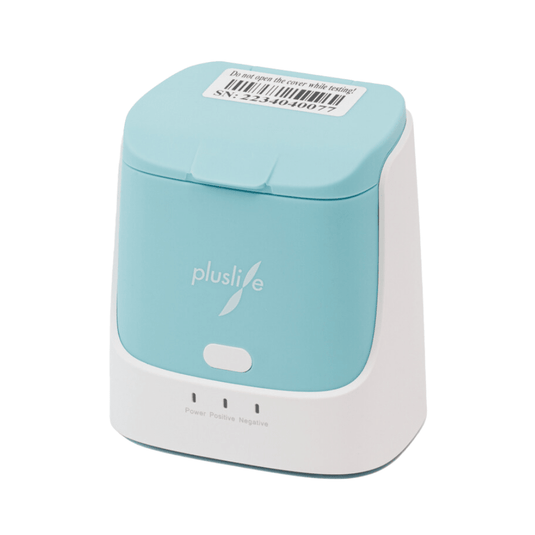 L'appareil de test d'acides nucléiques intégré Pluslife (version vétérinaire) est compact et de couleur turquoise clair, avec un couvercle blanc et le logo « PlusLife ». Il est équipé de trois voyants lumineux (alimentation, positif, négatif) et d'une étiquette avec code-barres sur le dessus. L'emballage contient 1 pièce.