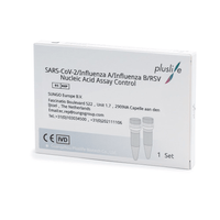 Een verpakking met de tekst „Pluslife SARS-CoV-2/Influenza A/Influenza B/RSV Nucleïnezuur PCR-controlekit | Verpakking (1 paar)“ van Sunggo Europe B.V. bevat certificeringsmerken, contactgegevens en toont een afbeelding van twee flesjes, waarmee de functie van het product als nauwkeurige controlekit voor een effectieve influenza-PCR-test wordt benadrukt.
