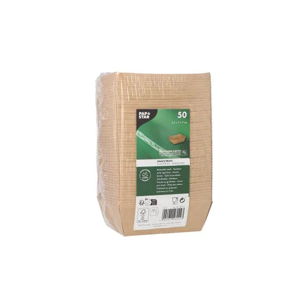 Un paquet de 50 PAPSTAR Snacktrays, carton "pure" - brun de PAPSTAR GmbH, empilés verticalement dans un film plastique. L'étiquette montre des informations sur le produit, des symboles de recyclage et un code-barres. Ces bols écologiques sont de la vaisselle jetable durable.