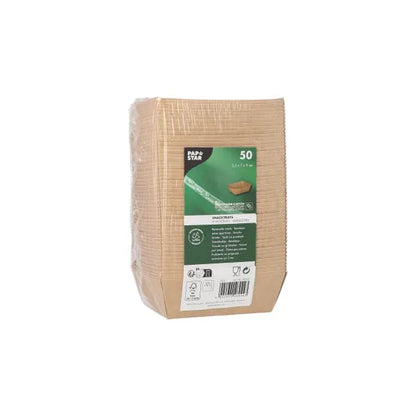 Un paquet de 50 PAPSTAR Snacktrays, carton "pure" - brun de PAPSTAR GmbH, empilés verticalement dans un film plastique. L'étiquette montre des informations sur le produit, des symboles de recyclage et un code-barres. Ces bols écologiques sont de la vaisselle jetable durable.
