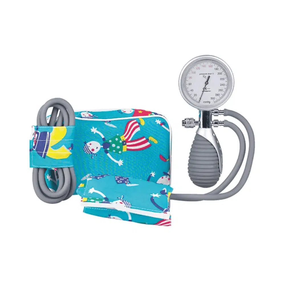 We presenteren het Pressure Man II 2-slangmanometer voor kinderen en zuigelingen van Servoprax GmbH. Deze bloeddrukmanchet voor kinderen heeft een kleurrijk ontwerp met clowns en ballonnen en wordt geleverd met een manometer, een gloeilamp en een grijze slang. Het is perfect geschikt voor speelse en toch nauwkeurige bloeddrukmetingen bij kinderen.