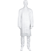 Een witte etalagepop draagt het wegwerpschort van Abena Re-Seller GmbH, geruit, 75 x 125 cm, 18 my LDPE, wit (verpakking van 50 stuks) over een bijpassende witte broek, staande voor een eenvoudige witte achtergrond.