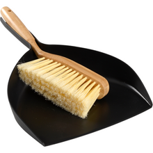 Eine Bürste mit Bambusstiel und hellen Borsten sitzt auf einer schwarzen Kehrschaufel aus Kunststoff - eine ENA Living Kehrgarnitur, Bambus von Abena Re-Seller GmbH, die im 12er-Pack stilvoll und umweltfreundlich reinigt.