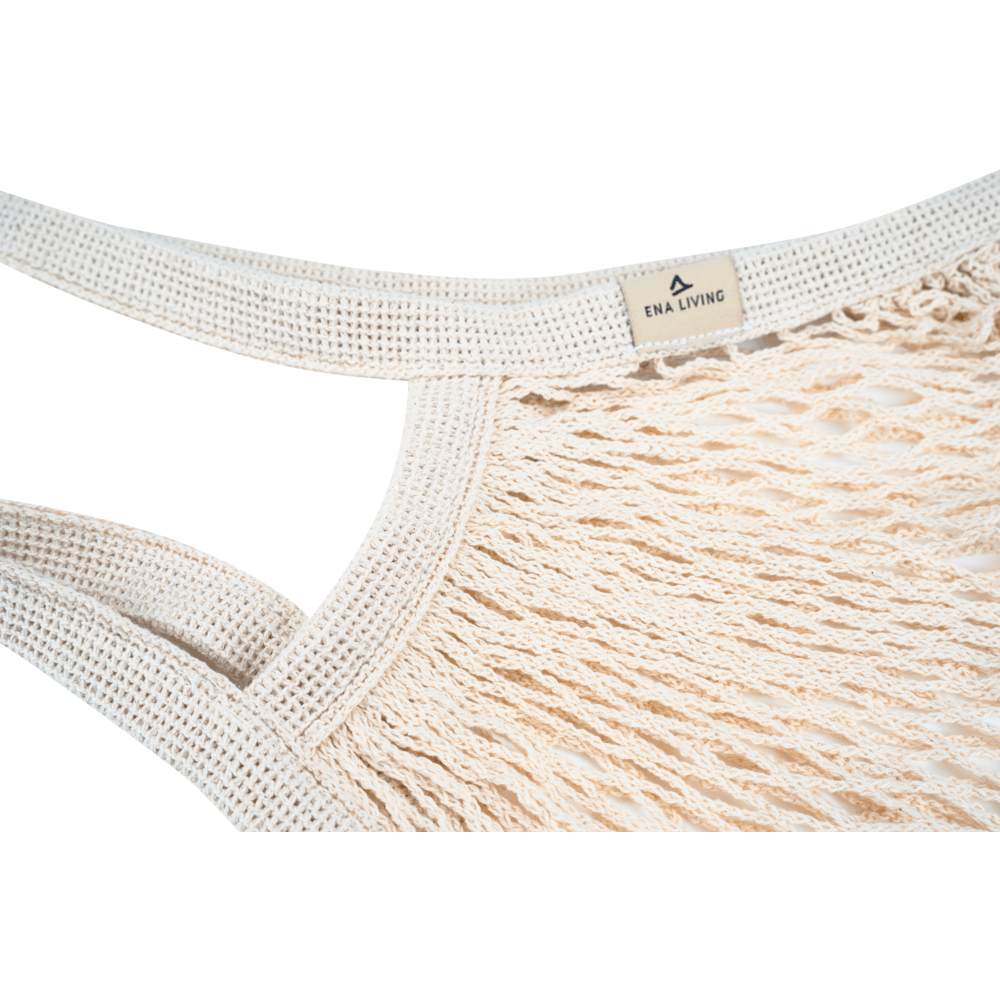 Close-up van het beige ENA Living boodschappennet van Abena Re-Seller GmbH met dikke, gevlochten handvatten en een klein "ENA LIVING"-schild. Ideaal voor milieubewuste aankopen. Verpakkingsunit: doos (24 verpakkingen), achtergrond: wit.