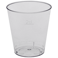 Un verre à schnaps transparent de 2 cl de la marque Abena Re-Seller GmbH, en polystyrène (PS), est représenté debout et vide sur un fond blanc. Vendu par lots de 50 pièces.