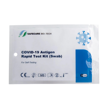 Illustré est un paquet avec l'inscription « Safecare LAIENTEST 1er COVID-19 Antigen Rapid Test Kit | Paquet (1 pièce) » pour l'auto-test. Le paquet blanc avec des accents bleus et verts présente des symboles pour CE, IVD et les indications de température de stockage. Les cartes de test d'antigène Safecare SARS-CoV-2 montrent également un graphique de symbole de virus.