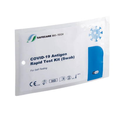 Un paquet scellé de Safecare LAIENTEST 1er COVID-19 Antigen Rapid Test Kit (1 pièce). Sur l'étiquette, un texte indique qu'il s'agit d'un kit d'auto-test, avec les marquages CE et d'autres signes de certification visibles. Le paquet contient un test individuel.