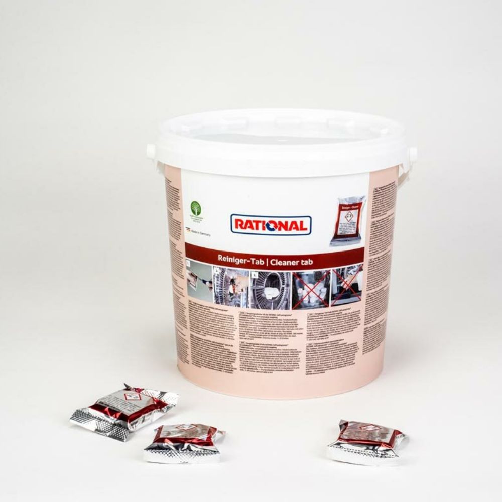 Een grote witte emmer met het opschrift „Rational Reiniger Tabs | Emmer (100 stuks)“ van de Rational AG toont prominent zijn productinformatie. Voor de emmer zijn drie afzonderlijk verpakte reinigingstabletten op een smetteloos wit oppervlak gerangschikt en zijn dus ideaal geschikt voor gebruik in CombiMaster Plus- en SelfCooking Center-apparaten.