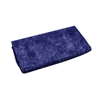 Sur un fond blanc, on aperçoit un morceau de velours bleu foncé plié, dont la texture ressemble à celle de la couverture jetable pour patients rembourrée de papier de Rescue Trade OHG (bleue, 500 g, 1 pièce).