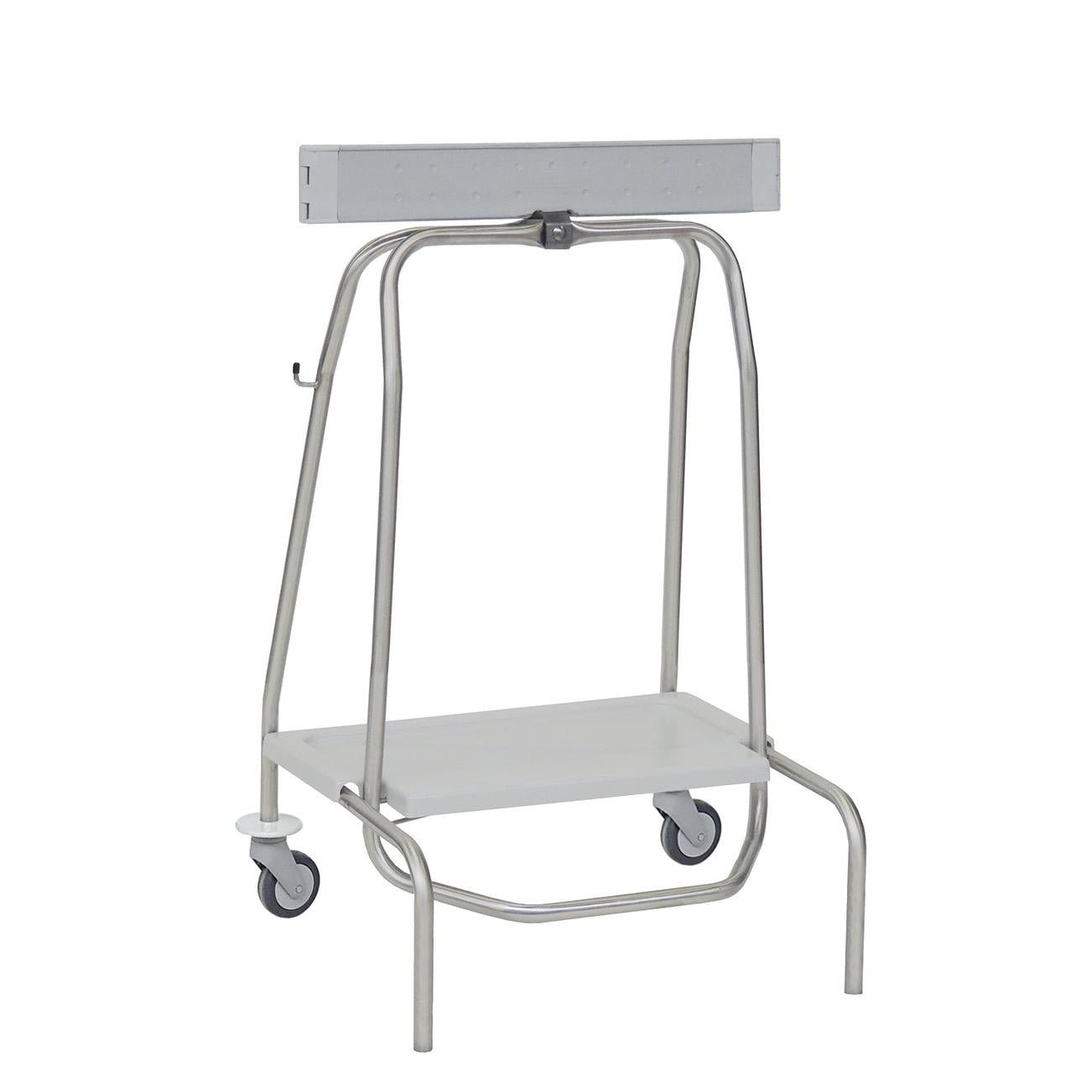 Le collecteur de déchets Novocal "Genius" dispose d'un cadre métallique robuste, de quatre roues, d'une étagère inférieure plate et d'un anneau de serrage avec une pédale pour sacs de 40L. Illustré sur un fond blanc. Marque : Novocal.