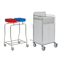 Deux chariots Novocal : l'un équipé de deux bacs à code couleur (rouge/bleu) montés sur un châssis en acier inoxydable entièrement soudé, et l'autre sous la forme d'une armoire mobile blanche dotée d'un compartiment à rabat roulant – idéal pour les hôpitaux. Marque : Novocal.