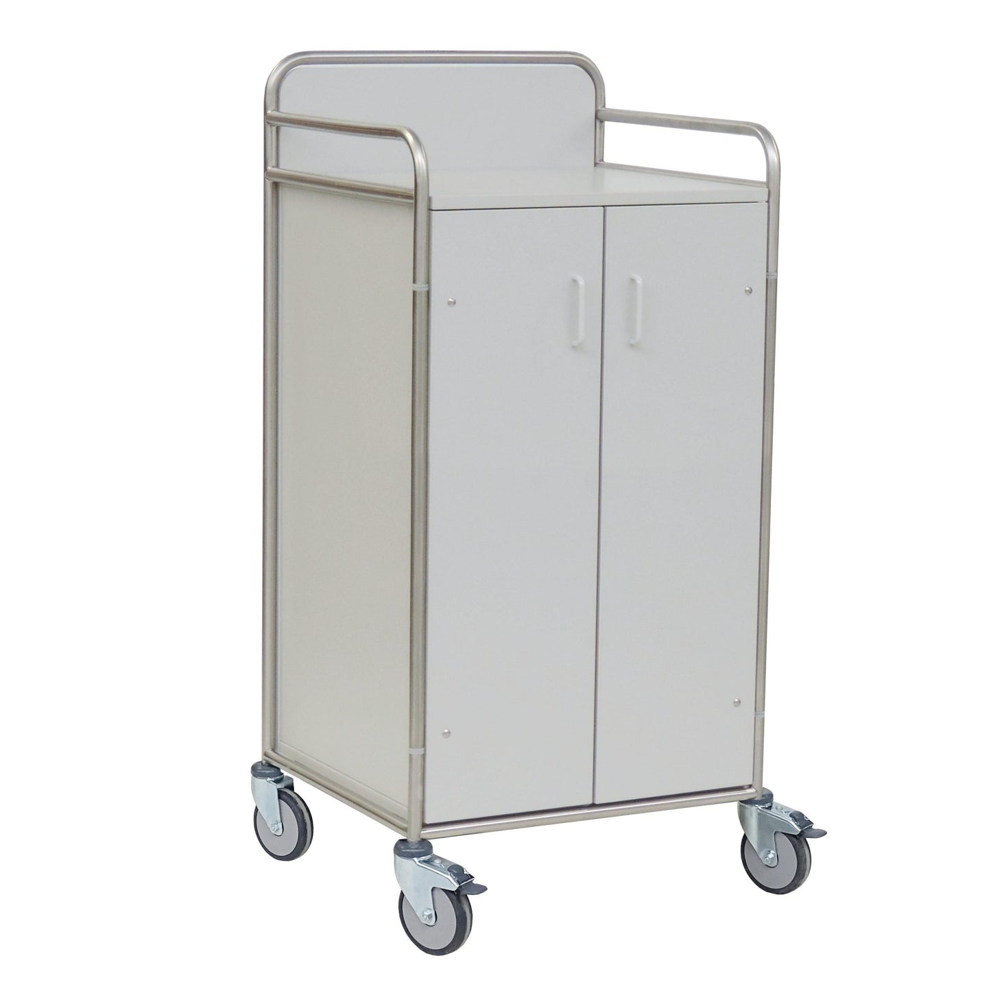 Le chariot de station Novocal dispose d'un cadre en acier inoxydable avec des connexions de tubes ronds entièrement soudées, deux portes d'armoire, quatre roulettes grises et des garde-corps en métal, idéal pour le stockage mobile et le transport dans les hôpitaux ou les établissements de soins.