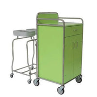 Un chariot Novocal équipé d'un tiroir et d'une armoire à deux portes est placé à côté d'un support à déchets comportant deux poubelles en métal. Tous deux sont dotés d'un cadre en acier inoxydable, de raccords en tubes ronds entièrement soudés et de roulettes : ils conviennent parfaitement aux établissements médicaux sur fond blanc.