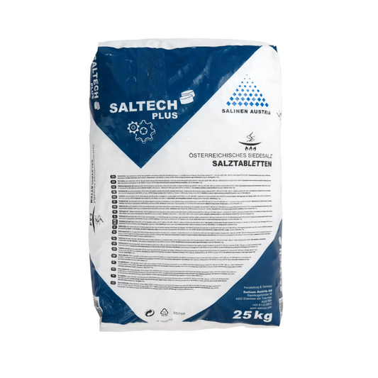 Ein 25 kg Sack Saltech Plus Regeneriersalz Salztabletten. Die weiß-blaue Verpackung enthält den Markennamen, eine Produktbeschreibung in Deutsch und gesetzliche Informationen. Dieser Sack der Salinen Austria AG wird hauptsächlich zur Wasserenthärtung und für industrielle Anwendungen verwendet.