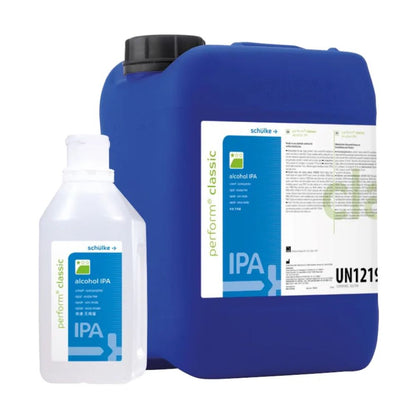 Un grand récipient bleu et une petite bouteille transparente avec l'inscription « Schülke perform classic alc IPA Flächendesinfektionsmittel » de Schülke & Mayr GmbH sont posés sur un fond blanc et présentent des informations de sécurité chimique avec le code « UN1219 ».