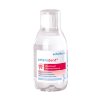 Een doorzichtige fles Octenident® mondspoeling van Schülke & Mayr GmbH met een wit etiket waarop de productnaam en een roze logo op een witte achtergrond te zien zijn. De tekst op het etiket bevat gebruiksaanwijzingen in verschillende talen.