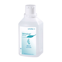 Een witte fles Sensiva®-waslotion van Schülke & Mayr GmbH met een blauwgroen etiket, waarop een ontwerp met waterdruppels is afgebeeld. Het product bevat geen kleurstoffen en is geurvrij.