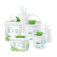 Divers récipients et distributeurs de la société Schülke & Mayr GmbH contenant des lingettes humides « schülke wipes » destinées à la désinfection des surfaces, ainsi que des seaux, des bidons et des recharges de désinfectant pour surfaces, le tout sur fond blanc. Chaque récipient est équipé d'un