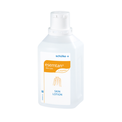 Une bouteille en plastique blanche avec lotion pour la peau esemtan® à la jojoba de Schülke & Mayr GmbH, avec le logo de Schülke & Mayr GmbH en bleu et des étiquettes orange avec des informations détaillées sur le produit sur un fond blanc simple.