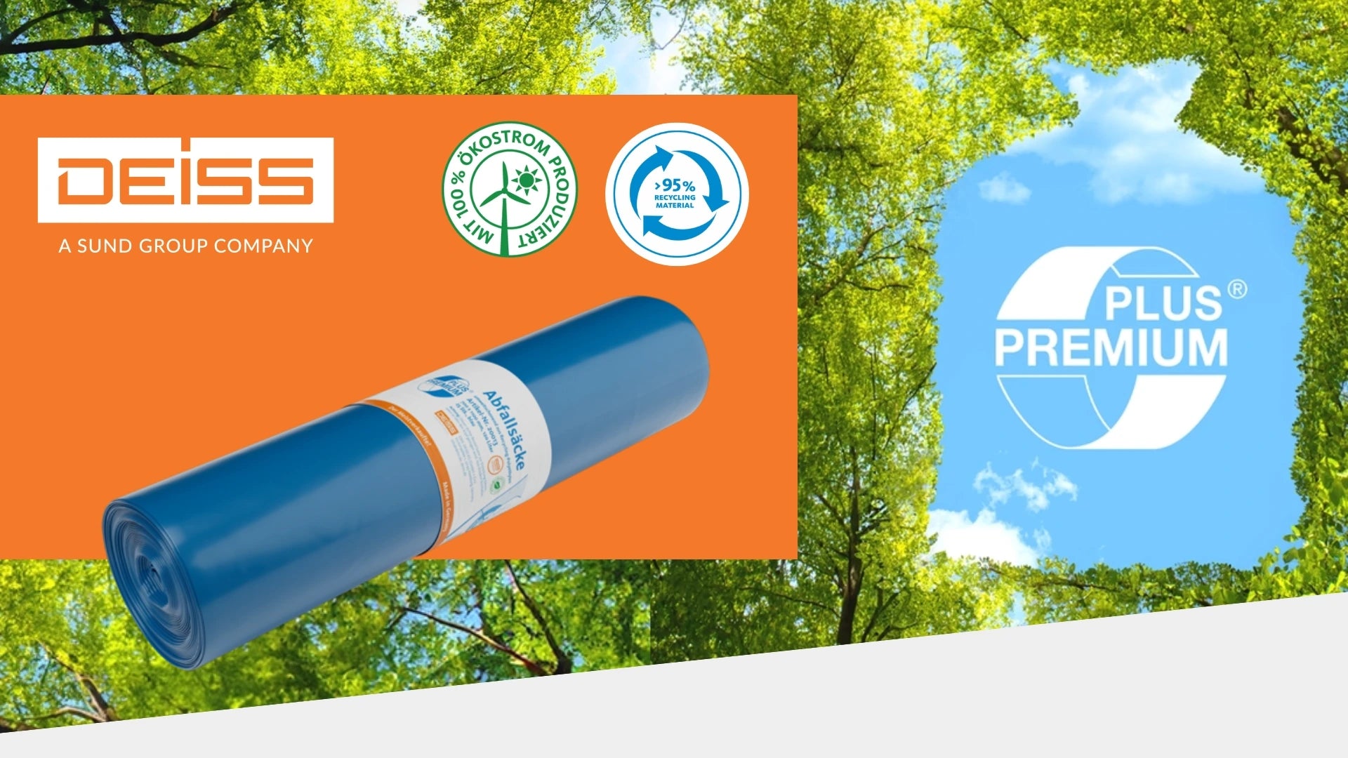Werbegrafik eines blauen Abfallsacks der Marke DEISS (SUND Group). Links ist der aufgerollte Müllsack auf orangefarbenem Hintergrund zu sehen, darüber die Logos ‚100 % Ökostrom produziert‘ und ‚95 % Recyclingmaterial‘. Rechts befindet sich das PLUS-Premium-Logo vor blauem Himmel und grünen Baumkronen, die einen Kreis bilden.